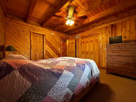 Charming Log Cabin with Scenic Deck and Resort Access - Tranquil Escape Отели рядом с достопримечательностью «Alpine Lake»