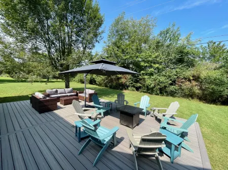 Charming Oasis with Game Room and Outdoor Fun - Cozy Retreat Отели в г. Фэрвью