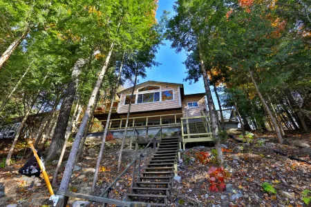 Waterfront Access and Rustic Comforts - Charming Lakeside Retreat