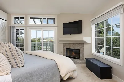 Spacious Townhome with Stunning Patio and Pool Access - Elegant Oasis