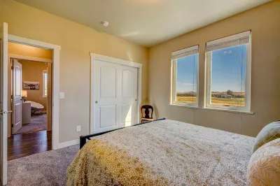 Cozy Space with Modern Amenities and Scenic Views - Charming Tranquil Escape