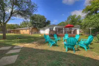 Elegant and Stylish Glenmoor Abode - 5 Min to Town - 3-Star