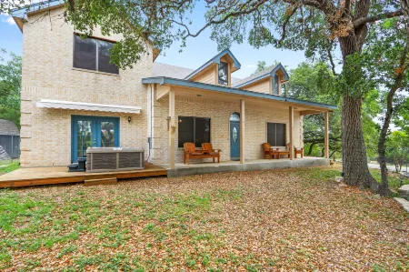 Lake Access and Game Room - Stunning Family Retreat Отели рядом с достопримечательностью «Cranes Mill Marina»