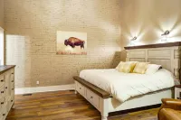 Charming Loft with City Views and Modern Kitchen - Spacious Retreat