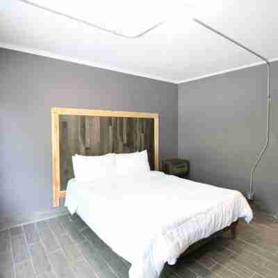 Convenient Location and Modern Comfort - Charming Getaway Rooms