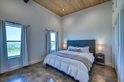 Scenic Views and Modern Luxury - Exquisite Hill Country Retreat