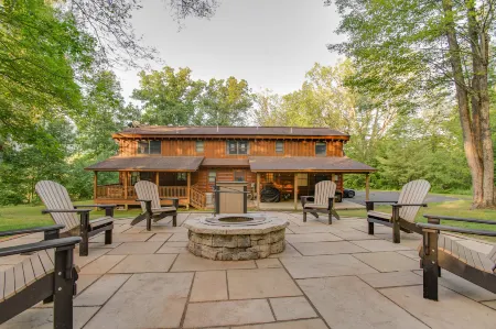 Hot Tub, Game Room and Spacious Yard - Cozy Charming Retreat