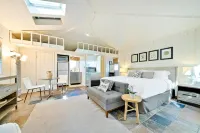 Cozy Cottage with Private Patio and Modern Amenities - Charming Retreat