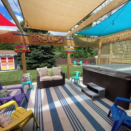 Time Traveler - Hot Tub, firepit, grill, games, and fun!