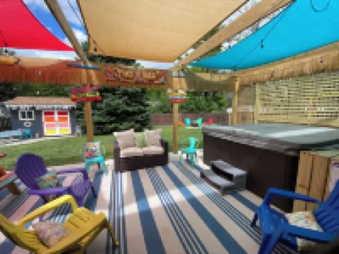 Time Traveler - Hot Tub, firepit, grill, games, and fun!