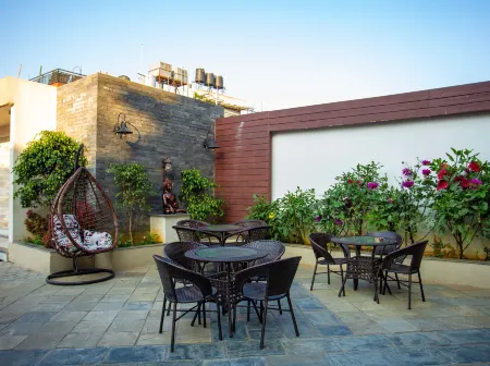 Hotel Lake Paradise Отели рядом с достопримечательностью «Devi’s Fall Pokhara»