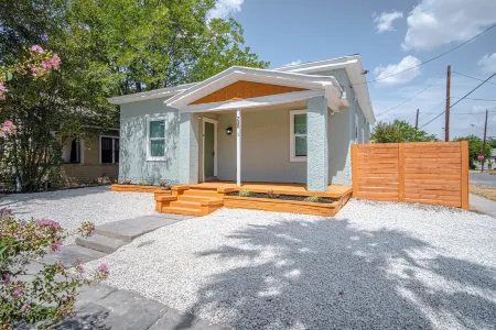 Cozy and Lovely 2Br 2BA Apt#A Near Lively Downtown Отели рядом с достопримечательностью «Сан-Антонио Ботаникал Гарден»