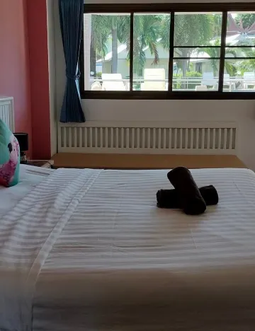 ห้องดีลักซ์ เตียงใหญ่ 1 เตียงหรือเตียงเดี่ยว 2 เตียง วิวสระน้ำ