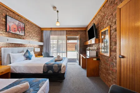 The Settlement Historic Hotel