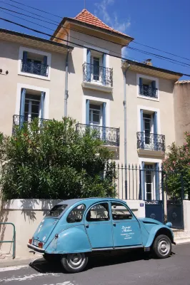 Le Petit Molière Hotels near Ancien palais consulaire