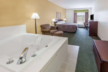 Super 8 by Wyndham Hillsboro TX