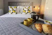 Elliot Oliver - Modern 2 Bedroom Town Centre Apartment Hotels in Badgeworth