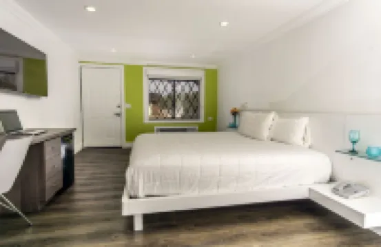 Spinnaker Inn of Naples