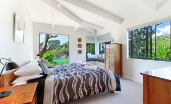 Beachfront Enclosure Bay - Waiheke Unlimited