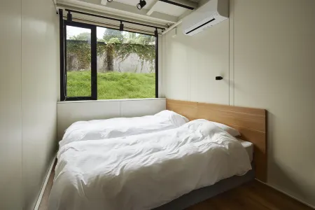 Sakanaya Stay Hot Spring Town Container Hotel Отели рядом со станцией Ōhito Railway Station