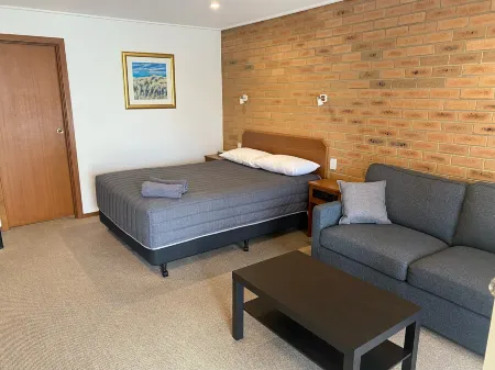 Quays Motel San Remo