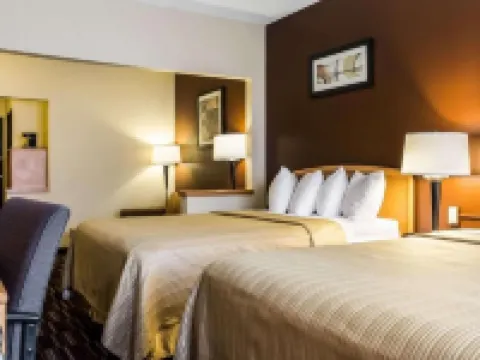 Quality Suites Near West Acres Hotels in Fargo