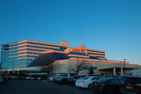 Jake's 58 Casino Hotel - Adults Only Отели рядом с достопримечательностью «Государственный колледж Эмпайр»