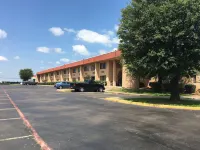 Days Inn by Wyndham Sherman - parking