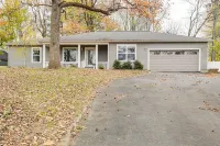 1 Mi to Dtwn Newburgh: Quiet Home w/ Yard! Hotels in Ohio Township
