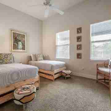Nawlins style open floor plan 3/3 w/rooftop verandah mins from Riverwalk & UT Rooms
