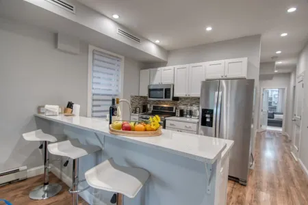 Elegant 2BR Modern Oasis Brand-New Build, Luxe Touches & Lightning-Fast WiFi, AC Отели рядом с достопримечательностью «Манхэттенский колледж»