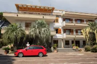 Gargiulo Suites Hôtels à proximité de : Castello Colonna