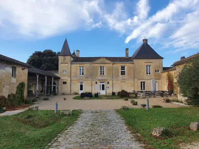 Château Fleur de Roques - Puisseguin Saint Emilion Hotels in Coutras