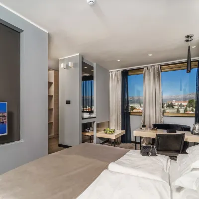 ザ ビュー ラグジュアリー ルームズ オールド・スプリット周辺のホテル