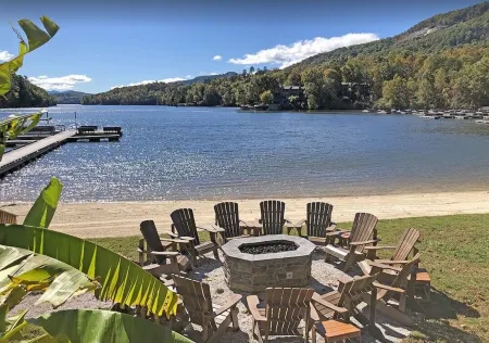 Large 5 Bdrm Golf Course home, Mountain Views, & Rumbling Bald amenities.