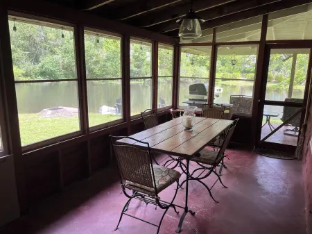 Private, Pet Friendly Lake... Perfect Location. Secluded, Yet 1 Mile to Main St