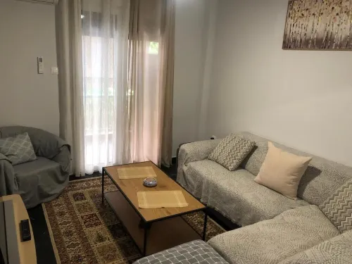 Charming 2 Bedroom Apartment in Kallithea, Greece فنادق في كاليثيا