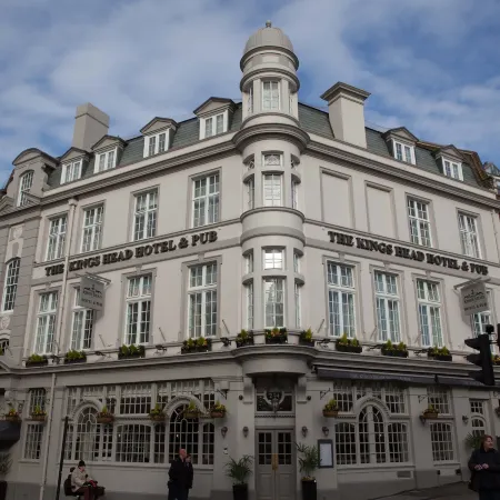 The Kings Head Hotel Отели рядом с достопримечательностью «Стадион «Лофтус Роуд»»