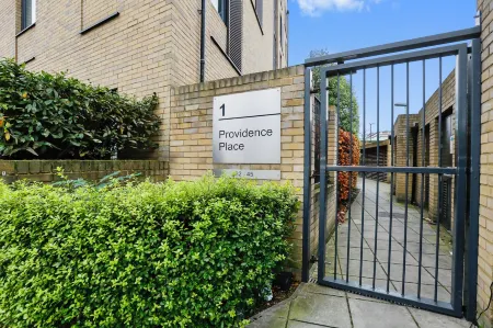 Hybrid Resi - Greenwich Отели рядом с достопримечательностью «Барьер Темзы»