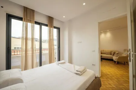 Tirent Apartment-Modern Bedrooms Stay Near Liqeni I Thatë Отели рядом с достопримечательностью «Postbllok - Checkpoint Monument»