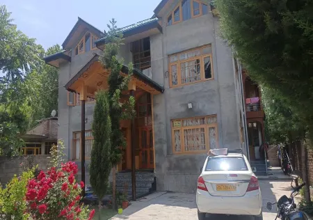 Zikra HomeStay Отели рядом с достопримечательностью «Шалимар Ба Магал Гарден»