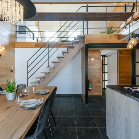 Huswell - Beautiful and Spacious Vacation Home with Parking