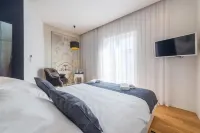 Luxury Rooms in Old Town by Belmont Realty
