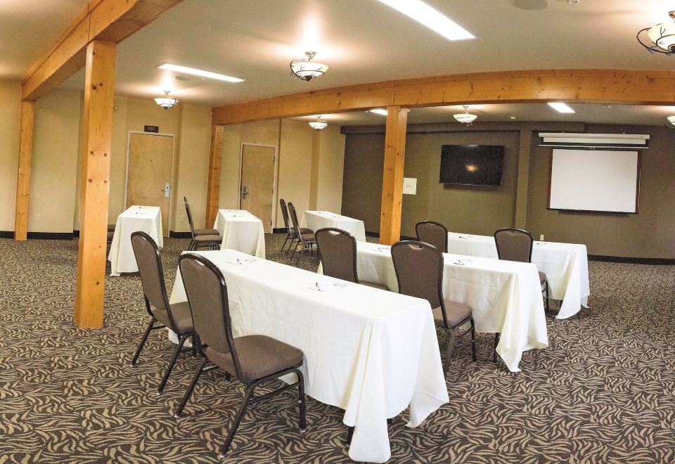 컴포트 스위트 골든 웨스트의 실내 수영장과 스파