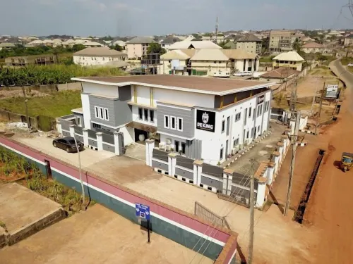 DEKINGS LUXURY AND SUITES Hotels in Awka