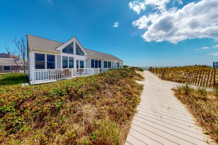 Seaside studio with amazing water views & private beach access across the street Отели рядом с достопримечательностью «Кейп Код Нешнел Сишор»
