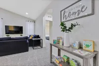 Modern, Luxurious 4-bedroom Centrally located home Hotels in Nampa