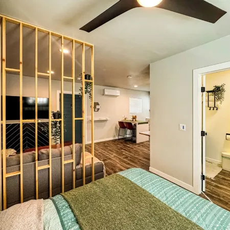 Double Queen Studio, Full Kitchen, 75" 4KTV, W/D, workspace, Early check-in