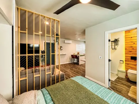 Double Queen Studio, Full Kitchen, 75" 4KTV, W/D, workspace, Early check-in