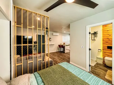 Double Queen Studio, Full Kitchen, 75" 4KTV, W/D, workspace, Early check-in